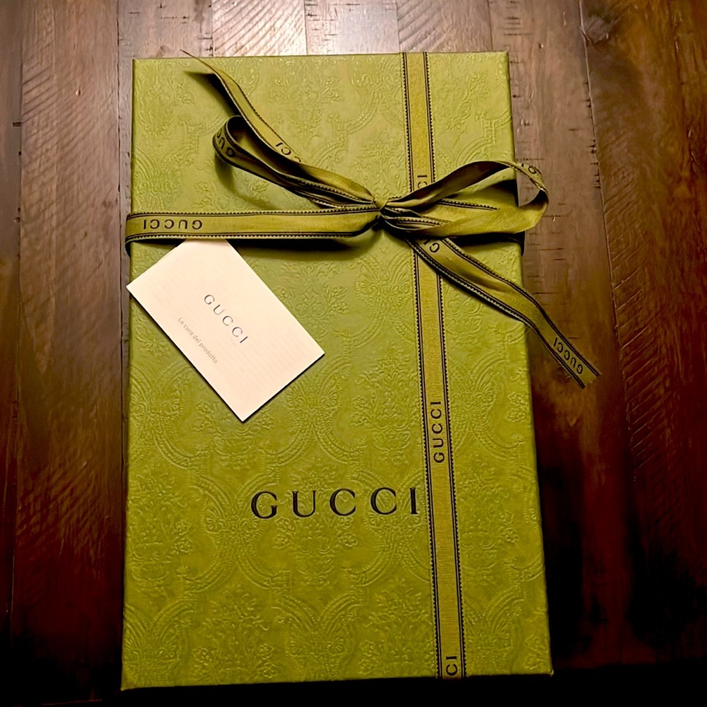 Gucci empty shoe/gift box w/ribbon